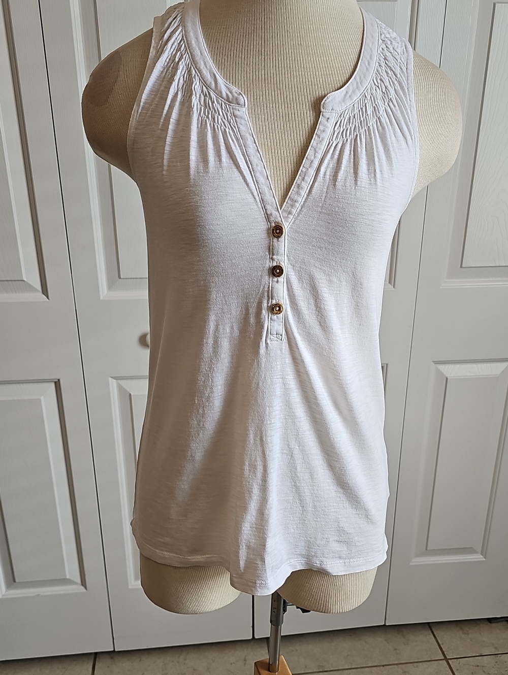 Lilly Pulitzer Henley Tank Top Womens Size XS White Smocked Slub Cotton 5731